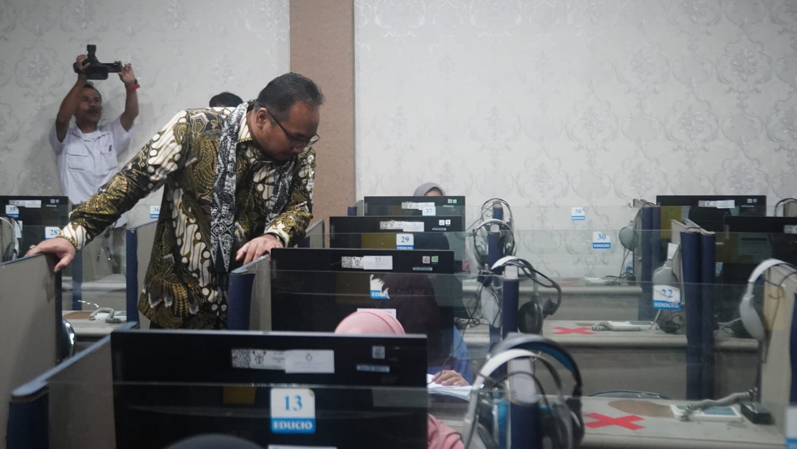 Menag Yaqut meninjau pelaksanaan UM-PTKIN di UIN Maulana Hasanudin Banten