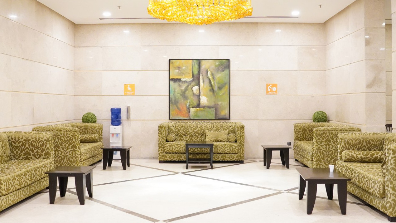 Tempat duduk prioritas lansia pada hotel jemaah di Makkah