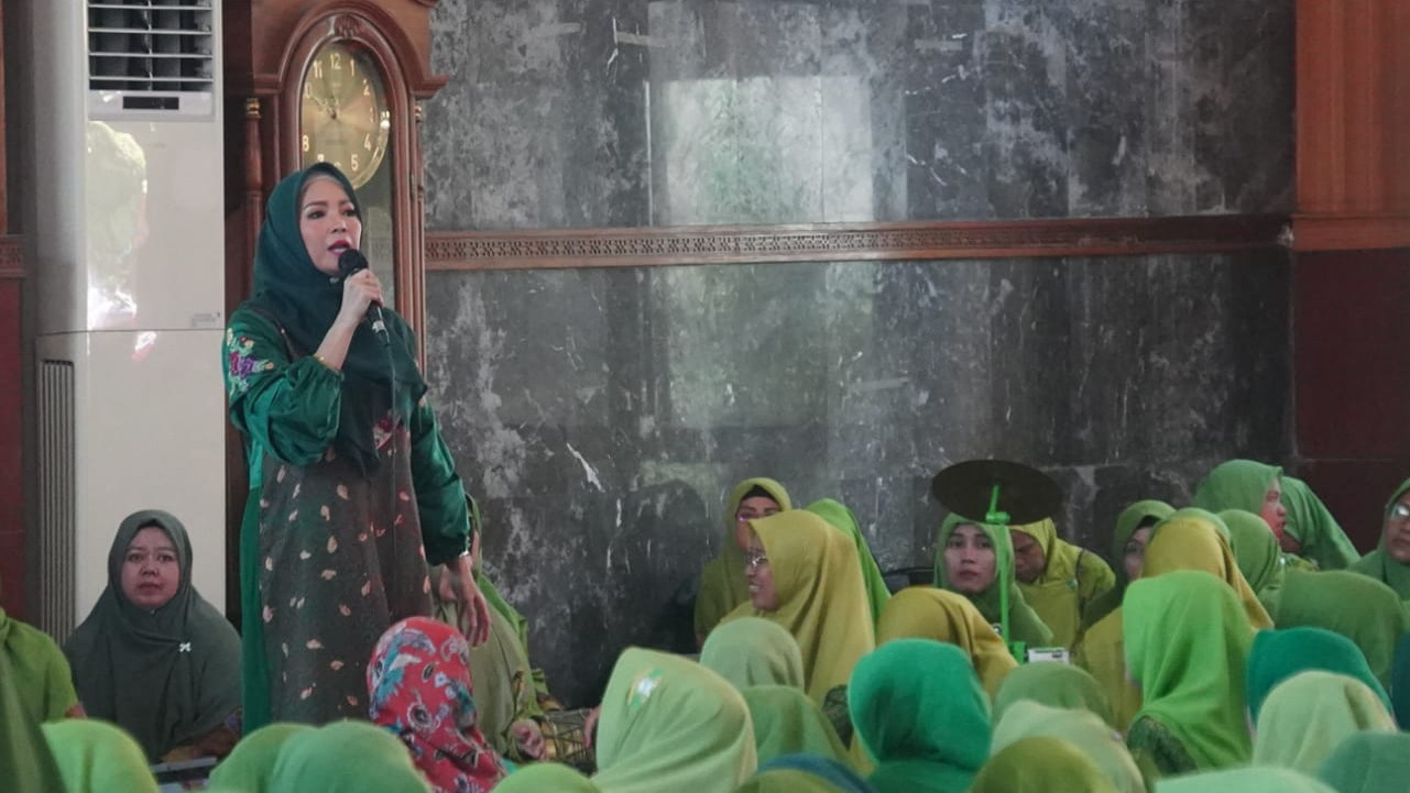Penasihat DWP Kemenag RI Eny Retno Yaqut menjadi nara sumber di kegiatan Muslimat NU Kota Depok