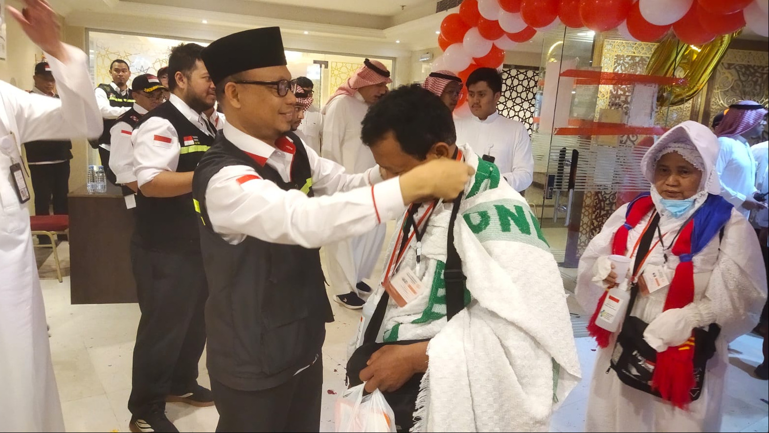 Ketua PPIH Subhan Cholid menyambut kedatangan jemaah haji kloter SOC 01 di Makkah