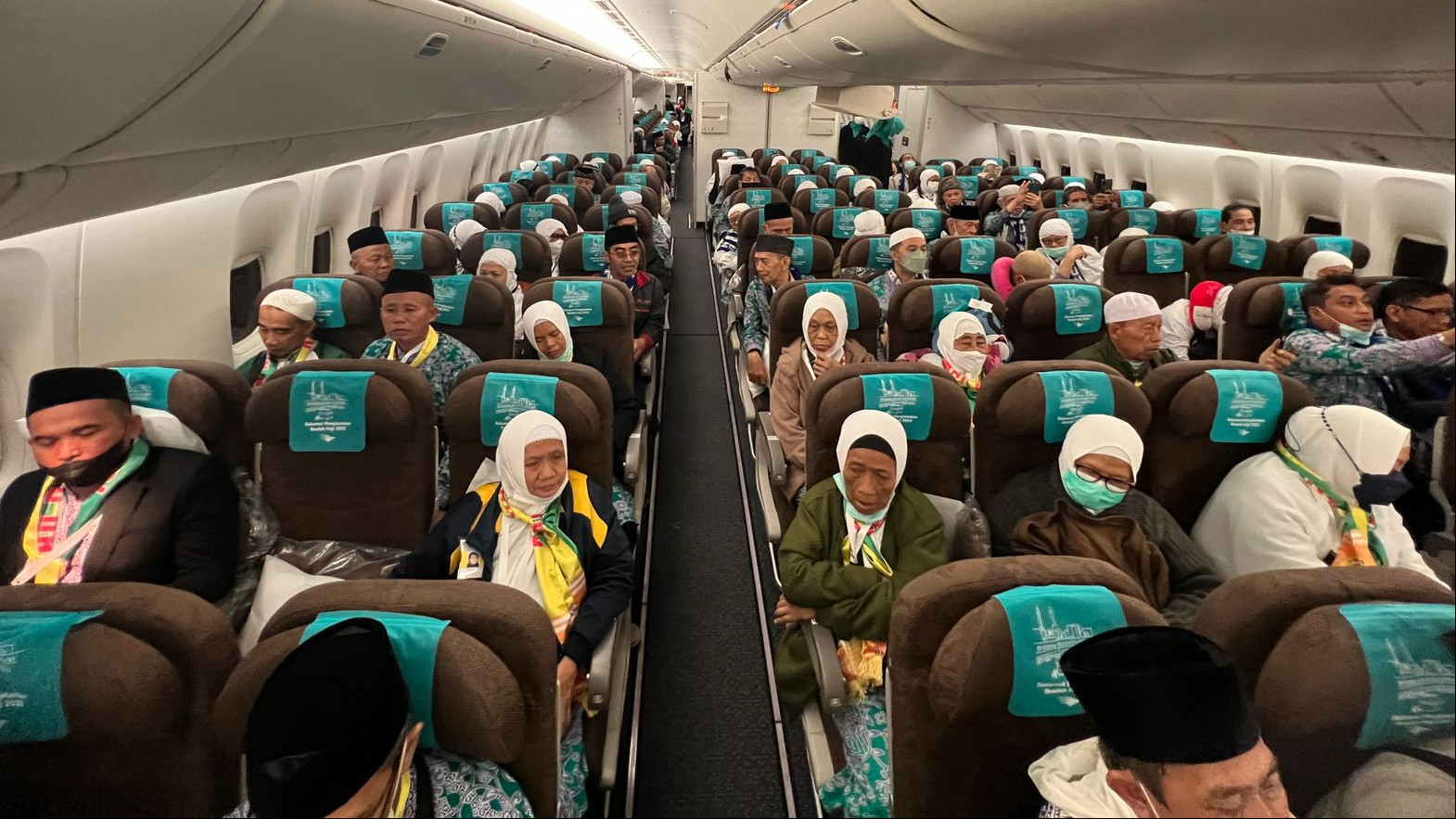 Ilustrasi jemaah haji dalam pesawat Garuda Indonesia