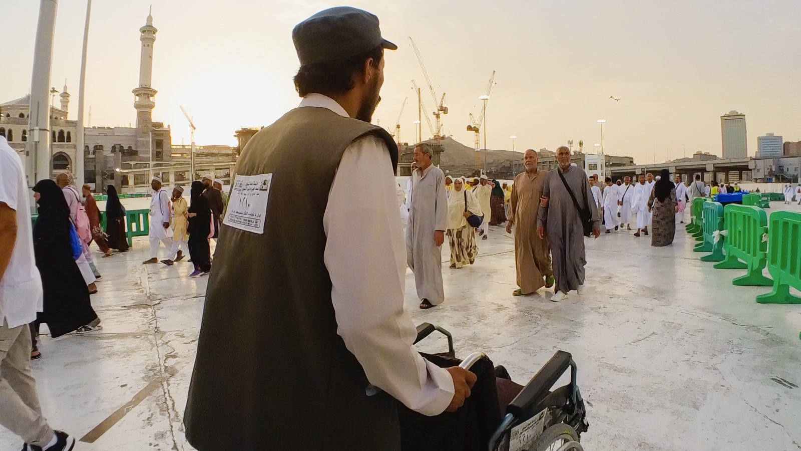 Petugas penyedia jasa sewa kursi roda di Masjidil Haram