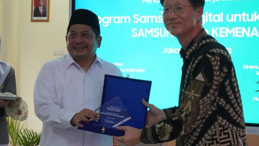 Dirjen Pendis & President Samsung Electornics Indonesia, Mr. Simon Lee usai tanda tangan kerja sama