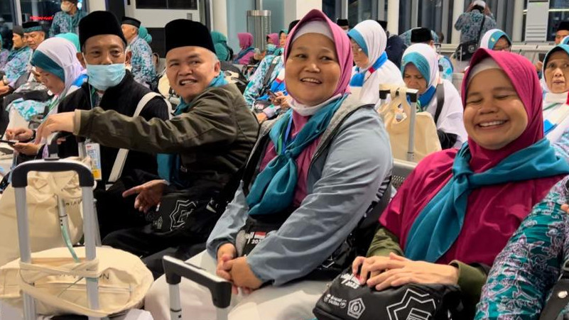 Jemaah haji Asal Sukabumi tampak senang setibanya di Bandara AMAA Madinah