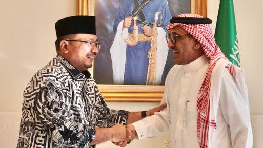 Menteri Agama Yaqut Cholil Qoumas saat bertemu dengan Dubes Arab Saudi untuk Indonesia, Faisal Abdullah Al-Amudi (foto : Marjan Madyansyah)