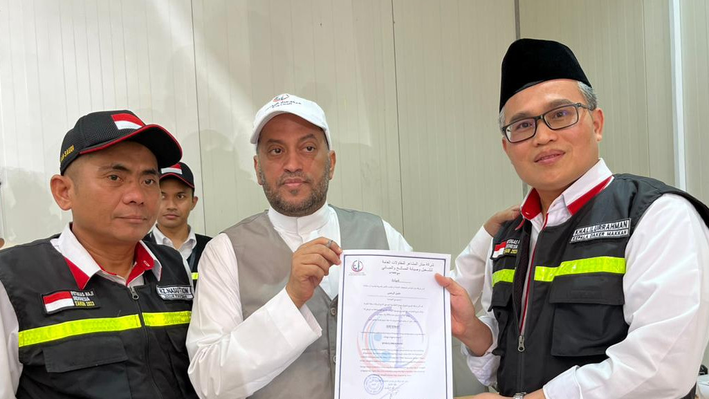 Penyerahan sertifikat pembayaran Dam Kadaker Makkah Khalilurrahman