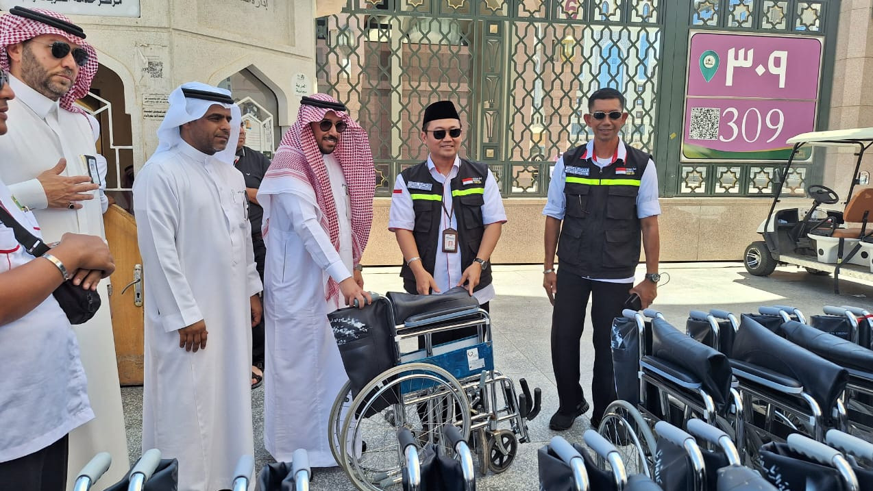 Penyerahan bantuan kursi roda dari pengurus Masjid Nabawi ke Daker Madinah