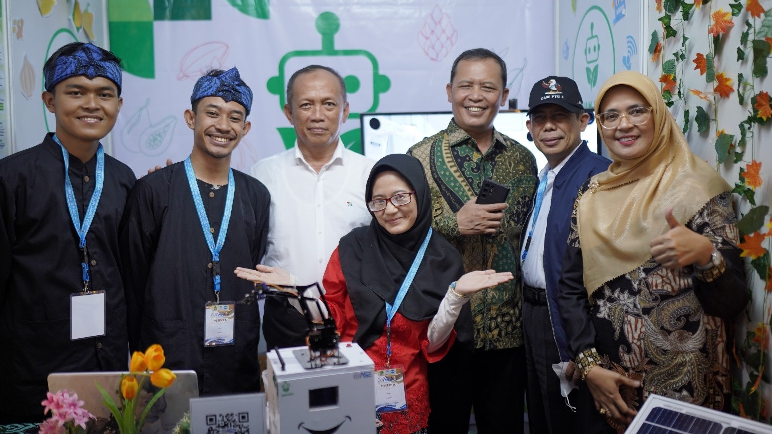 Rektor UIN Bandung bersama tiga mahasiwa pencipta Robot Humanoid JUWARA