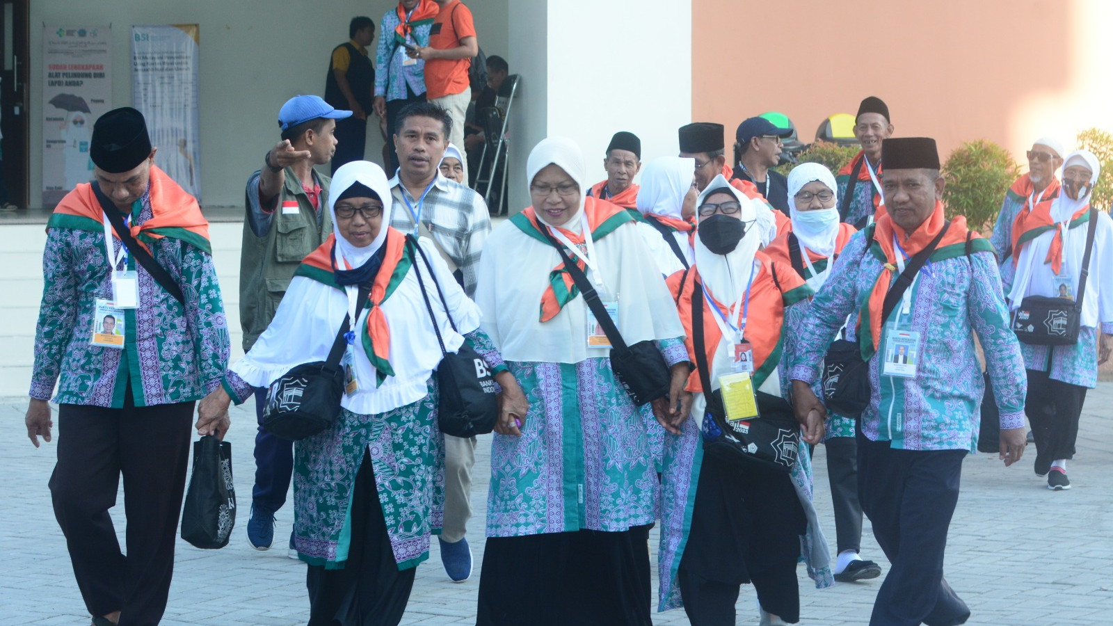 Jemaah haji Kota Bima menuju Asrama Haji Lombok