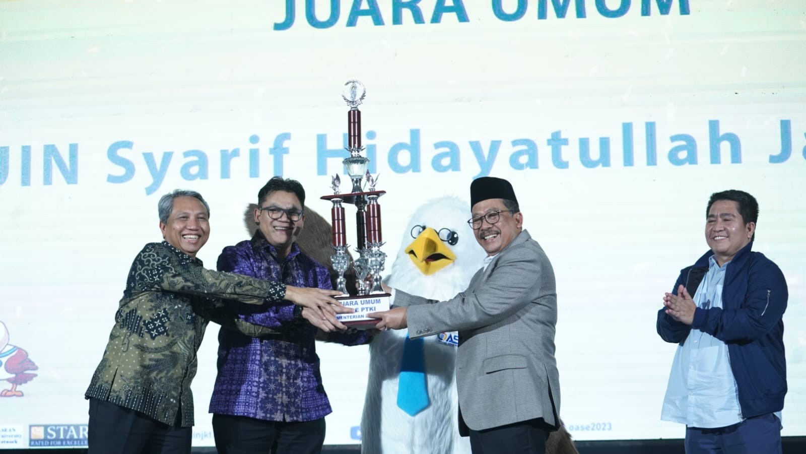 Wamenag Zainut Tauhid Sa'adi menyerahkan piala juara umum OASE PTKI ke-II kepada Rektor UIN Syahid Jakarta