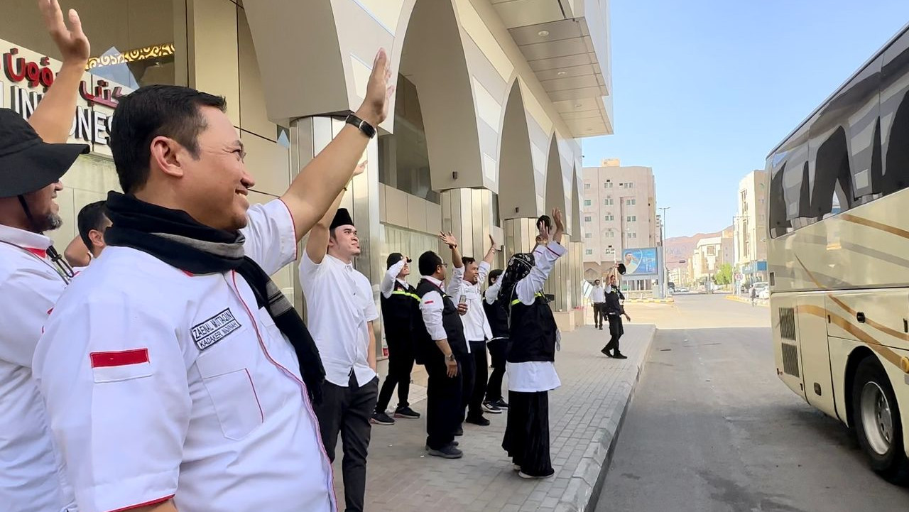 Kadaker Madinah Zaenal Muttaqin lepas keberangkatan petugas ke Makkah