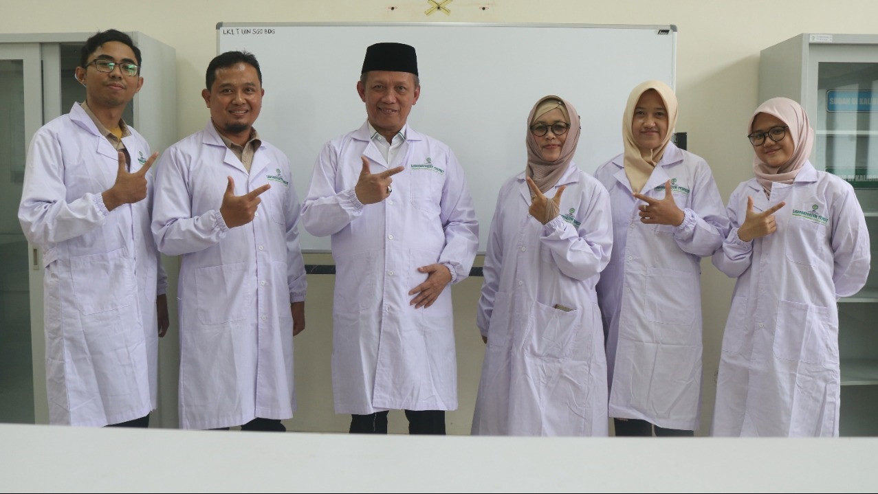 Rektor UIN Bandung Mahmud (berpeci) bersama tim Laboratorium Terpadu