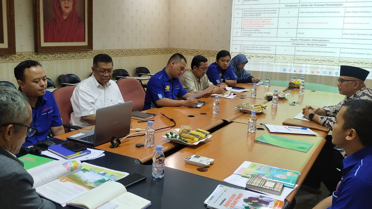 Kapuslitbang LKKMO Arskal Salim melaksanakan pendampingan di Penerbit Yudhistira Ghalia Indonesia Kota Bogor, Kamis (22/6/2023).