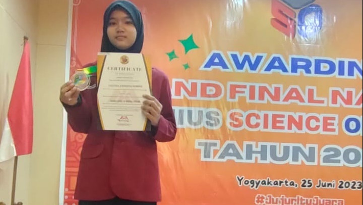 Talitha Anindiya Norine, siswi MTsN 1 Pati, Jawa Tengah dengan sertifikat dan medali usai mengikuti Jenius Science Olympiad (JSO) Tahun 2023