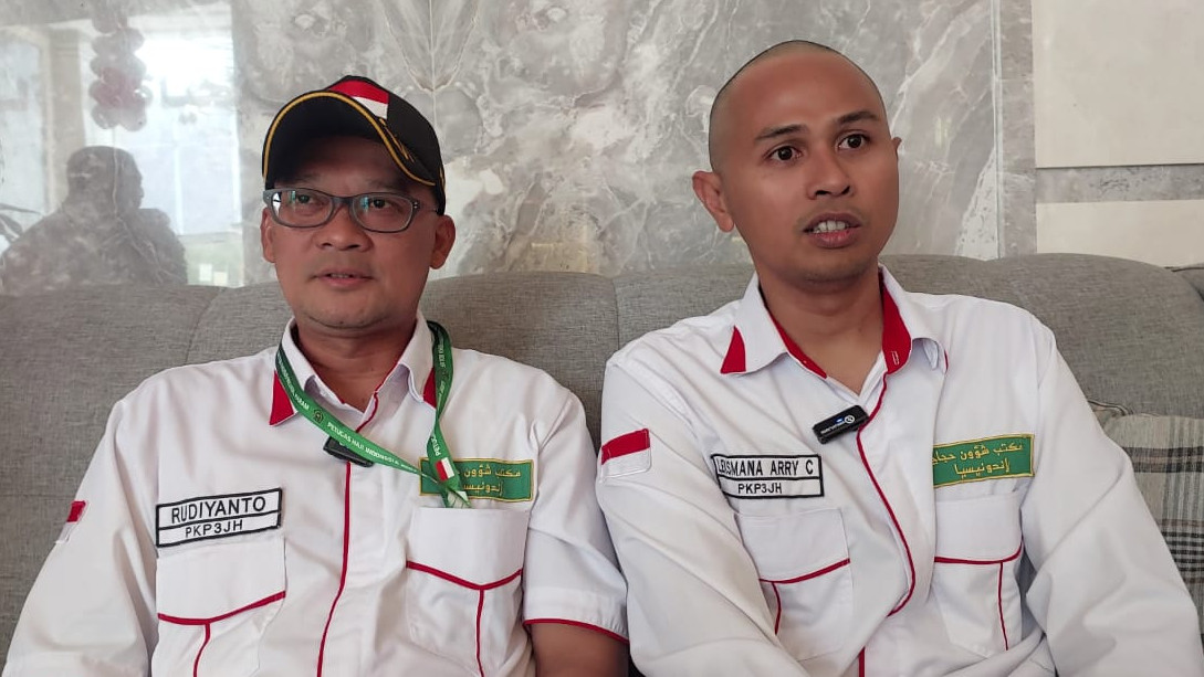 dr. Leksmana dan Rudiyanto, dua petugas yang tergabung dalam tim Safari Wukuh Lansia dan Disabilitas