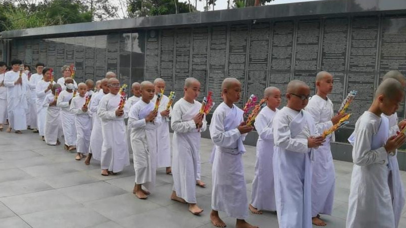 Pelatihan Calon Bhikhhu dan Bhikkhuni di Vihara Kusalayani, Maribaya, Bandung Barat, Jawa Barat.