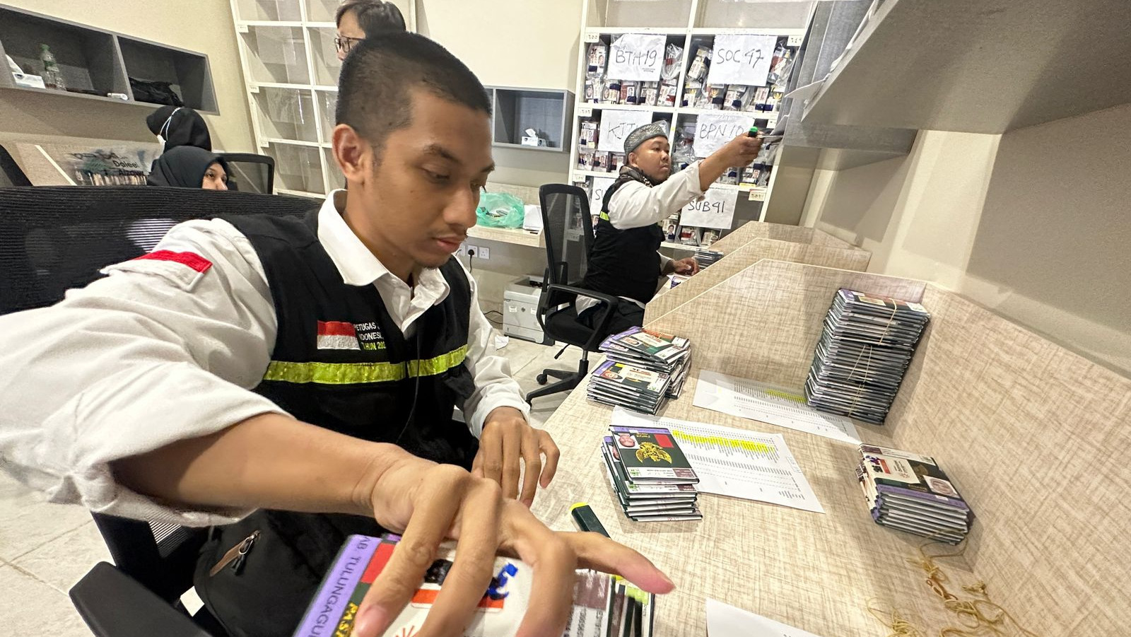Petugas Yanpul Daker Madinah periksa dokumen paspor jemaah haji Indonesia