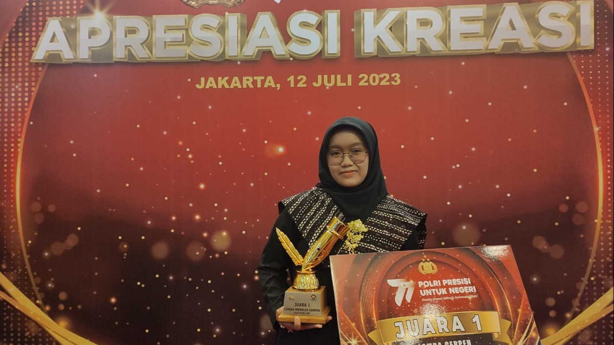Keysha Malaeka Putri Widiyantoro, siswa MTsN 1 Pati menerima penghargaan Kapolri lewat karya cerpen berjudul My Super Dad