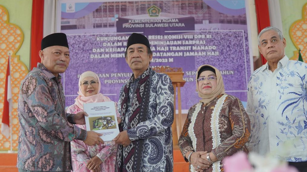 Penyerahan proposal oleh Kepala Kanwil Kemenag Sulawesi Utara, Sarbin Sehe kepada Ketua DPR Komisi VIII, Ashabul Kahfi.