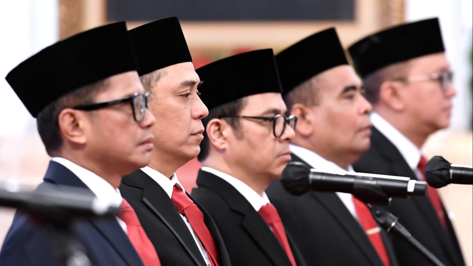 Saiful Rahmat Dasuki (kedua dari kanan) dilantik menjadi Wamenag oleh Presiden Jokowi, Senin (17/7/2023).  (Foto: Kris & Rusman -- Biro Pers Sekretariat Presiden)