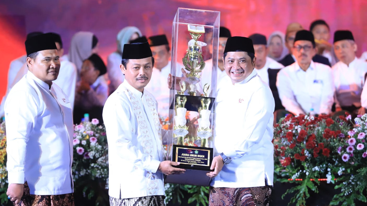 Kepala Kanwil Jateng Mustain Ahmad menerima piala juara umum dari Dirjen Pendis Ali Rhamdani