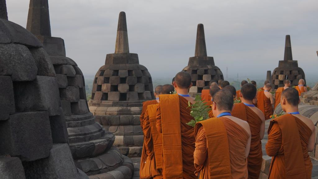 Umat Buddha Lakukan Pradaksina Mengitari Borobudur