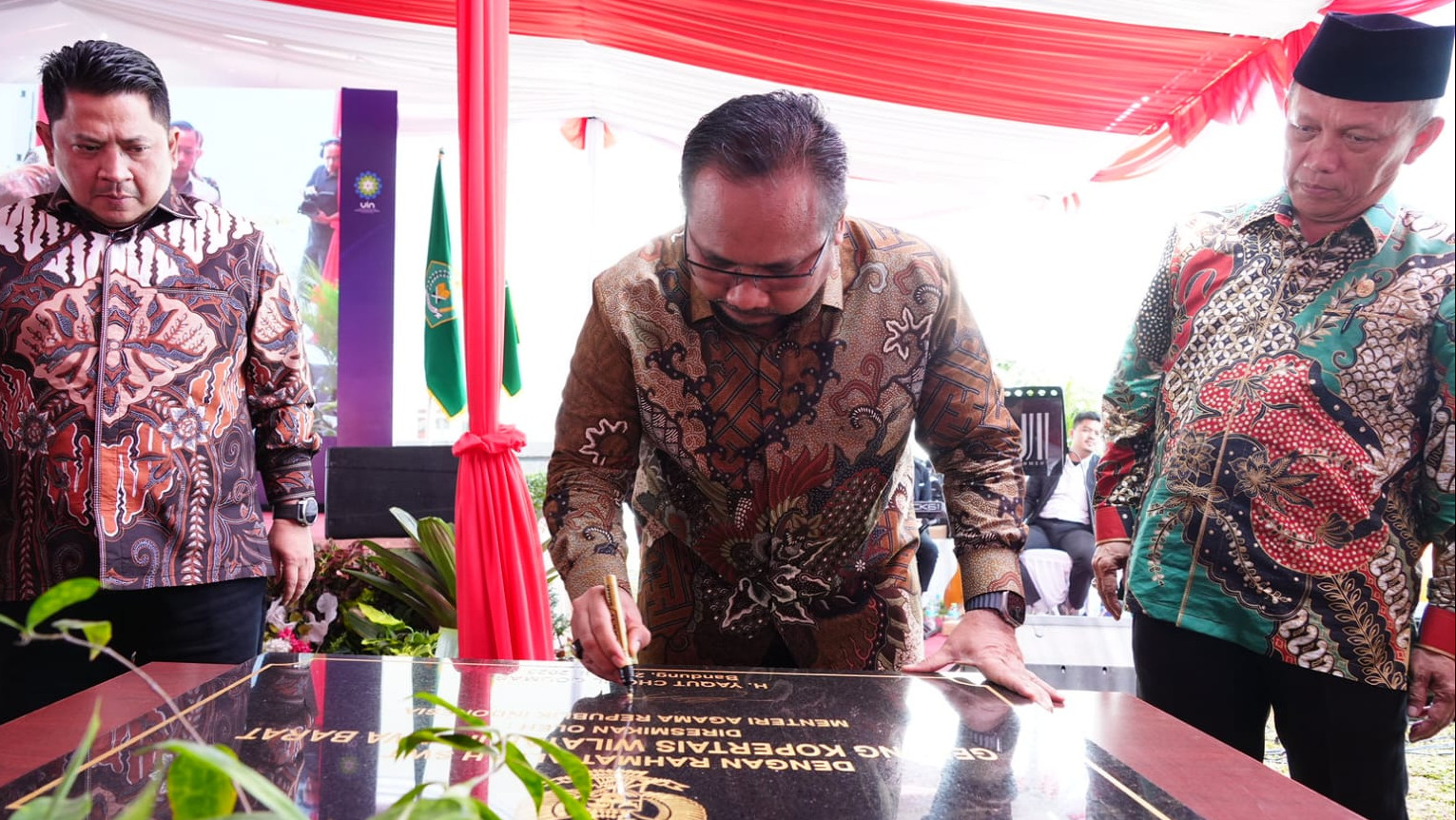Menag menandatangani prasasti empat gedung layanan baru UIN Bandung