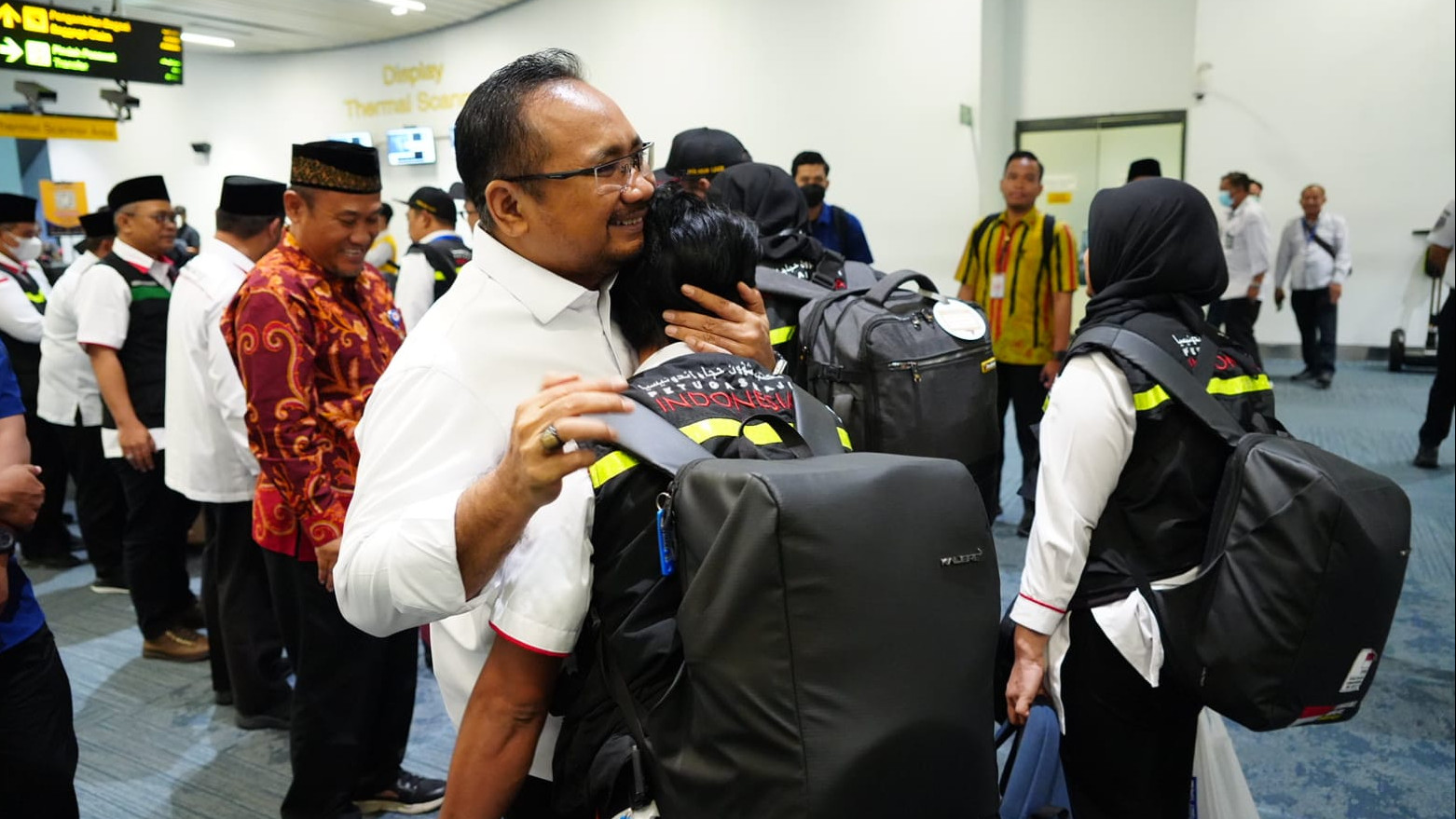 Menag menyambut kepulangan para petugas haji Indonesia, di Bandara Soekarno Hatta, Tangerang, Banten, Kamis (27/7/2023)