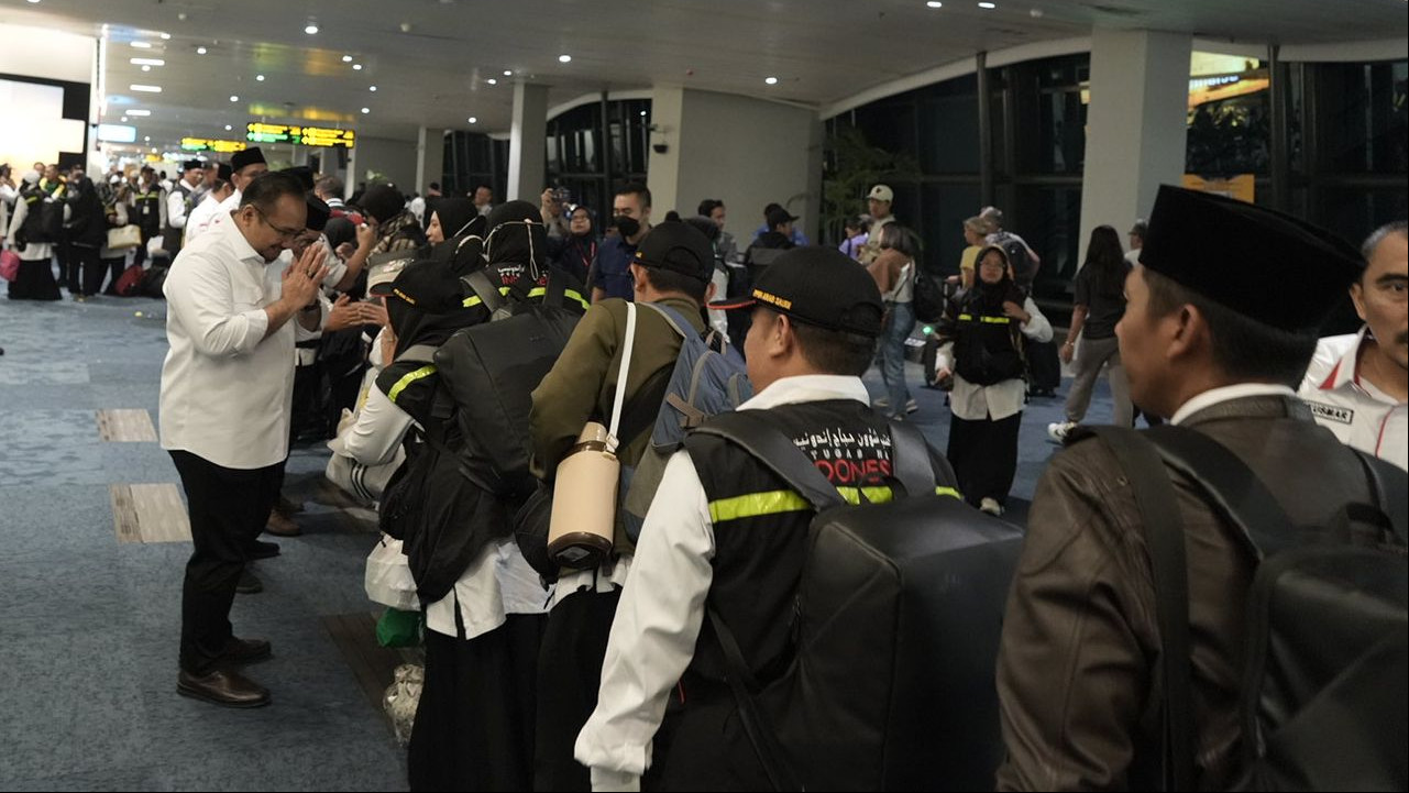 Menag Yaqut Cholil Qoumas menyambut kedatangan petugas haji Indonesia yg tiba di Bandara Soetta, Kamis (27/8/2023)