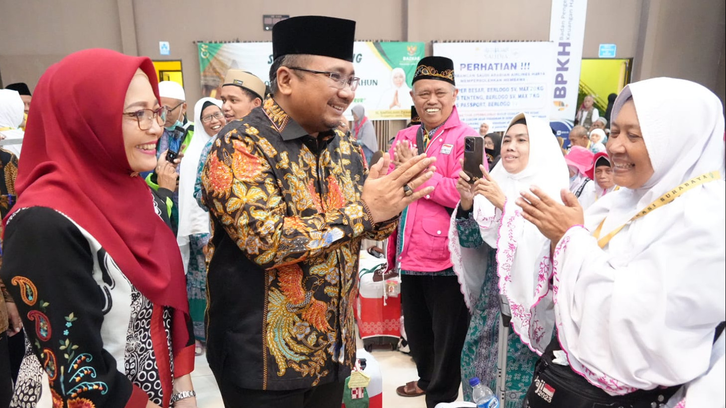 Menag dan Eny Retno Yaqut menyapa jemaah haji di Asrama Haji Sukolilo Surabaya