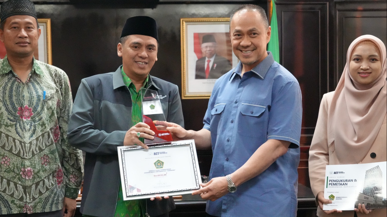 Founder ACT Consulting International Ary Ginanjar menyerahkan tropi penghargaan kepada Wamenag Saiful Rahmat Dasuki