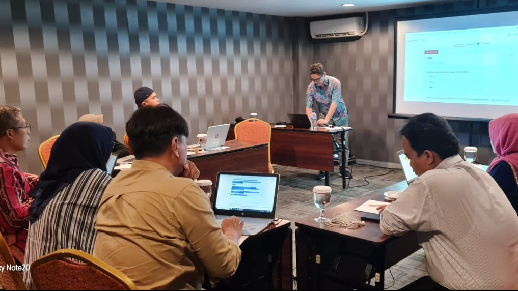 Tim Pusdiklat belajar teknik Monitoring, Evaluasi, dan Pembelajaran di PSKK UGM, Yogyakarta