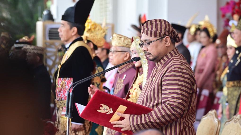 Menag membaca doa dalam upacara peringatan Detik-detik Proklamasi HUT ke-78 Republik Indonesia. (Foto: BPMI Setpres