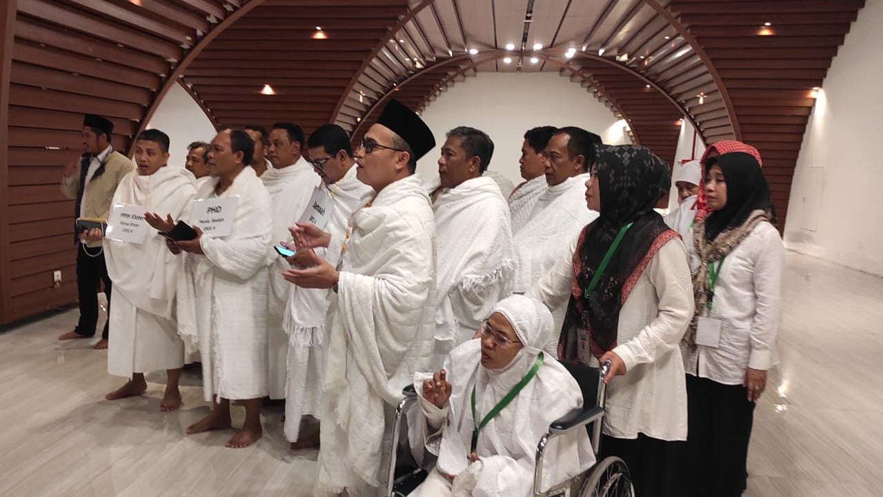Peserta sertifikasi ikuti praktik manasik haji di Masjid Al Jabar, Bandung