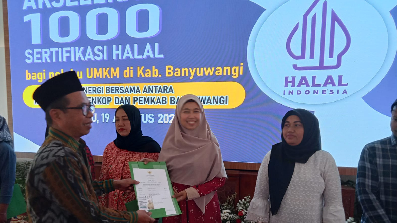 Kepala Pusat Kerja Sama dan Standardisasi Halal BPJPH Kemenag, Abdul Syakur membagikan sertifikasi halal kepada para pelaku UMK di Pendopo Sabha Swagata Blambangan, Banyuwangi.
