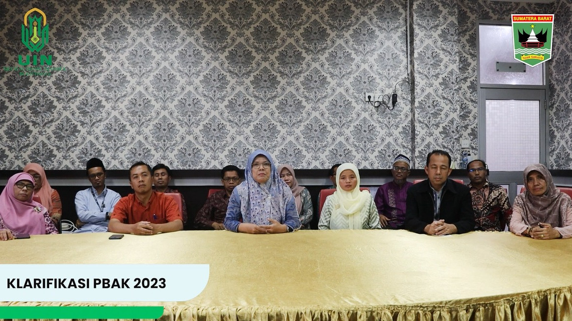 Rektor Universitas Islam Negeri (UIN) Bukittinggi Ridha Ahida (tengah)