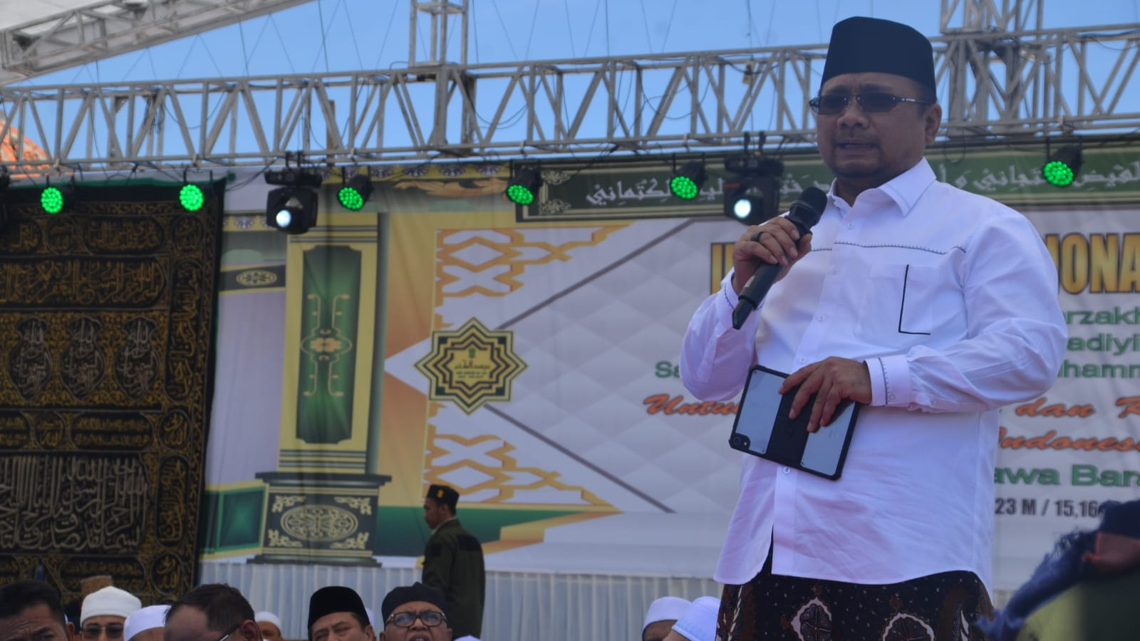 Menag Yaqut Cholil Qoumas mewakili Presiden Jokowi dalam Idul Khotmi Nasional Thoriqoh Tijaniyah ke-231 di Garut, Jawa Barat, Minggu (3/9/2023) (foto: Tri/Humas Kanwil Kemenag Jabar)