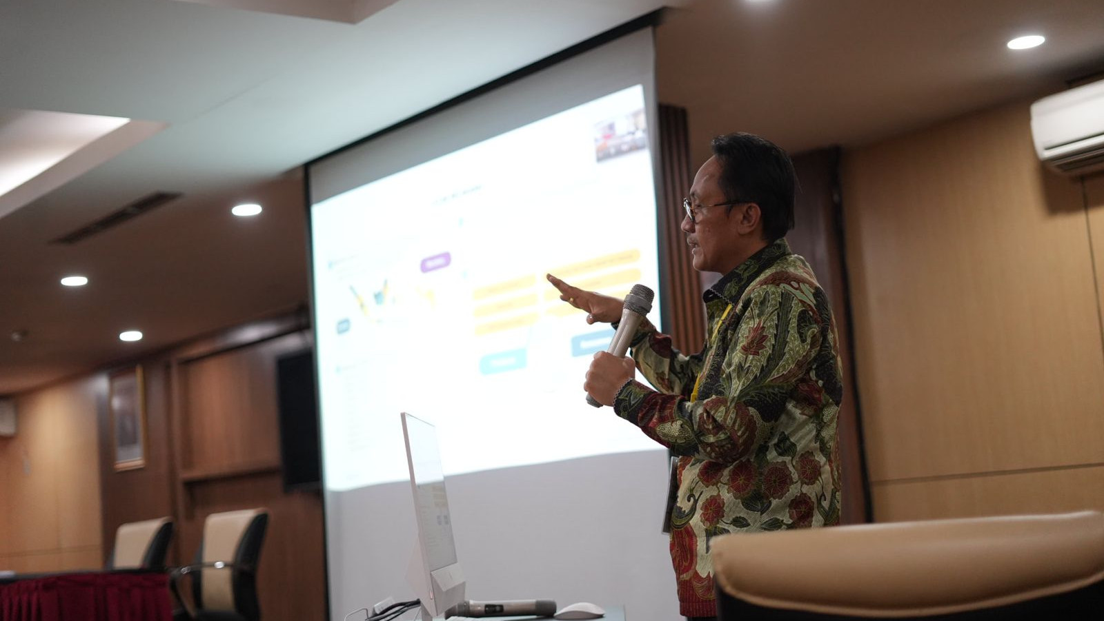 Kepala BPJPH M. Aqil Irham sedang memaparkan rancangan proyek perubahan di LAN, Jakarta, Senin (4/9/2023) (foto: Farhan/Humas BPJPH)