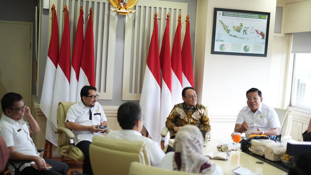 Kepala BPJPH M. Aqil Irham (berbatik) bertemu dengan Kepala BAPANAS Arief Prasetyo Adi (paling kanan) di Jakarta, Selasa (5/9/2023)