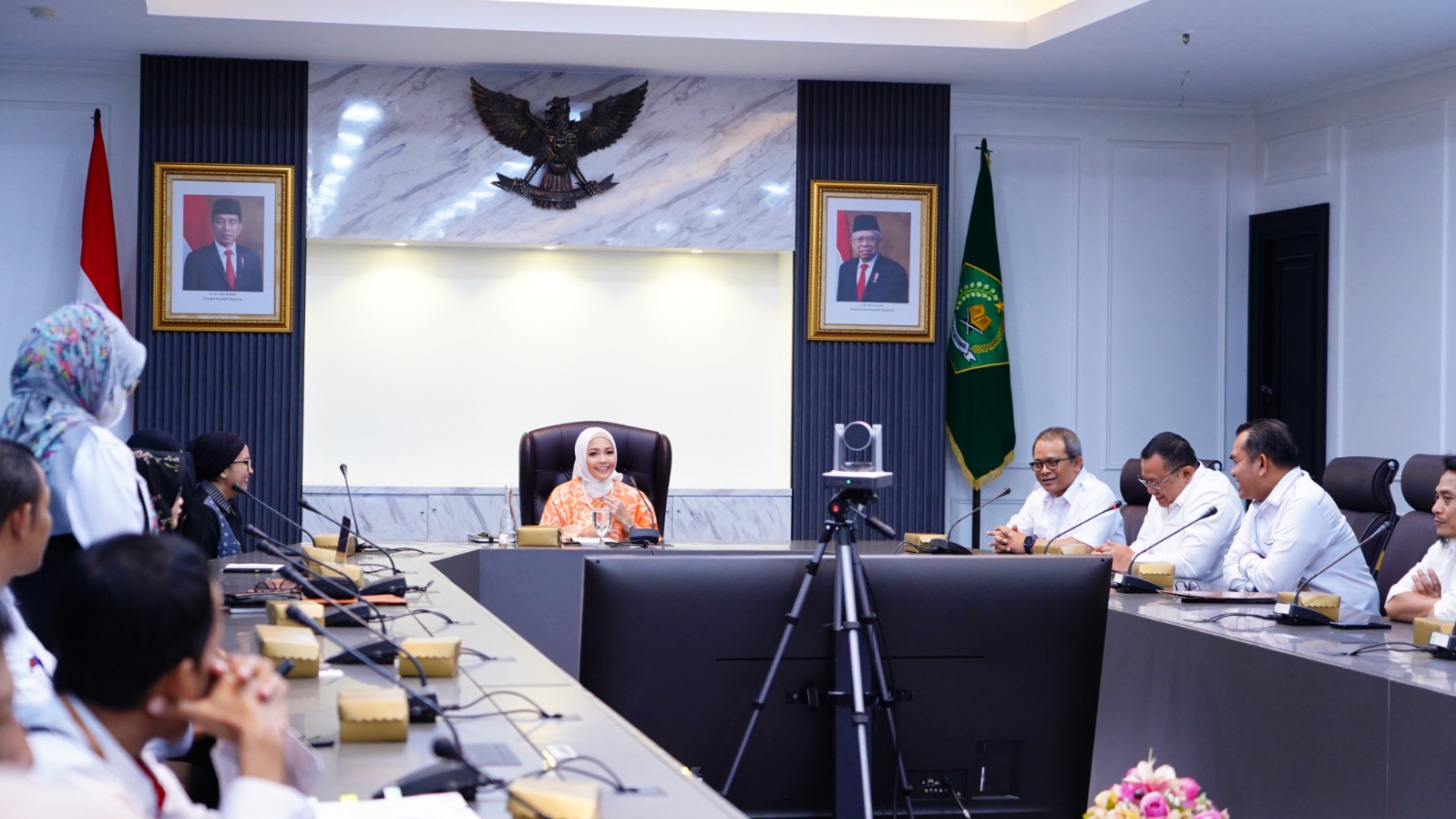 Ibu Eny Retno Yaqut beri arahan pada Rapat Dewan Juri Sayembara Desain Batik Haji Indonesia di Kantor Kemenag, Jakarta