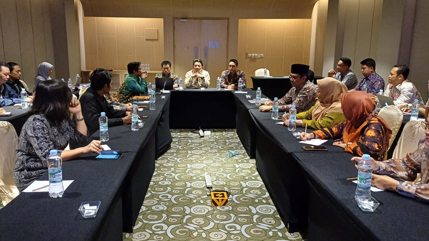 Ditjen Pendis M. Ali Ramdhani (tengah) memimpin FGD di Jakarta