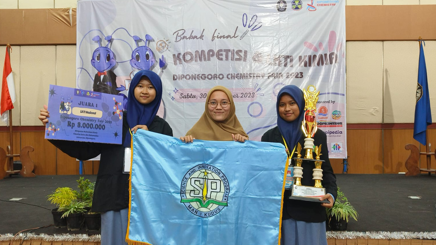 Tim Riset MAN 1 Kudus juara I Diponegoro Chemistry Fair (DCF) 2023