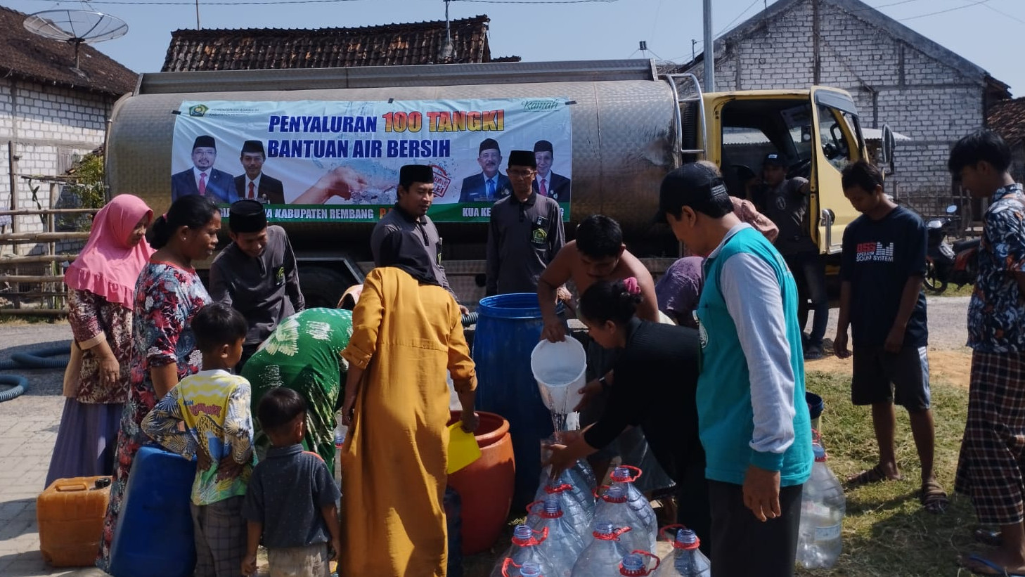 Bantuan 100 Tanki Air Bersih dari Kemenag Rembang