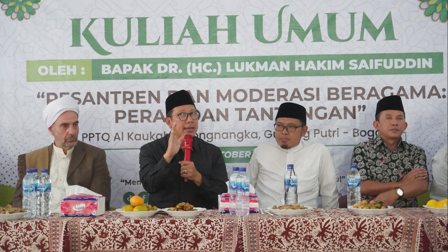 Tim Pokja MB Lukman Hakim Saifuddin (baju hitam) jelaskan nilai-nilai Moderasi Beragama kepada santri Pesantren Al Kaukab