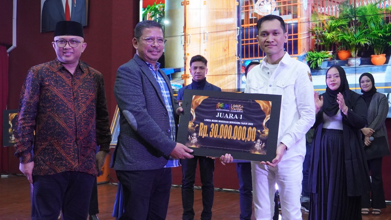 Kabalitbang - Diklat Kemenag Suyitno serahkan hadiah ke juara Lomba Musik Moderasi Beragama