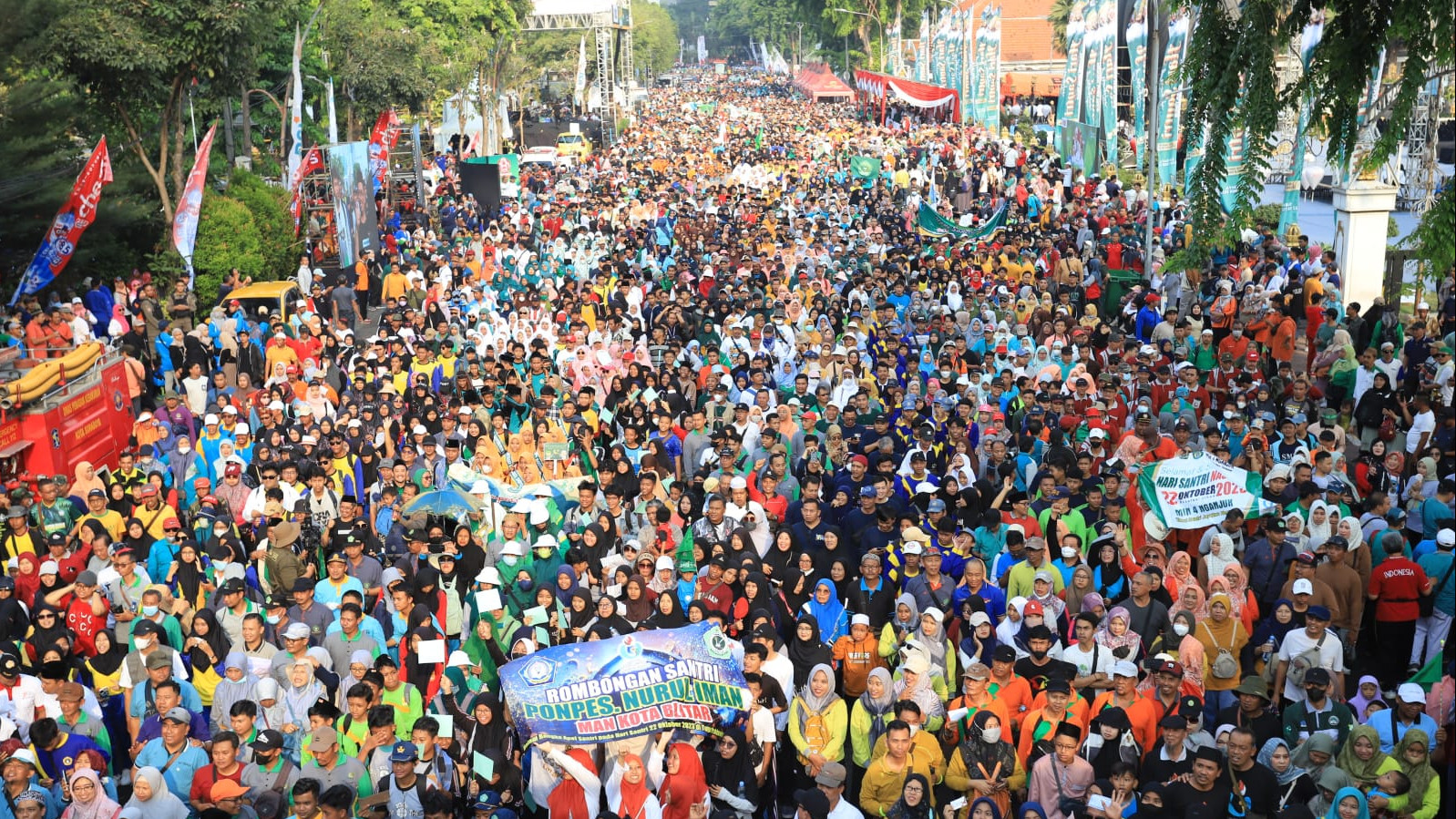 Peserta jalan santai Hari Santri 2023 padati sepanjang jalan Pemuda, Surabaya