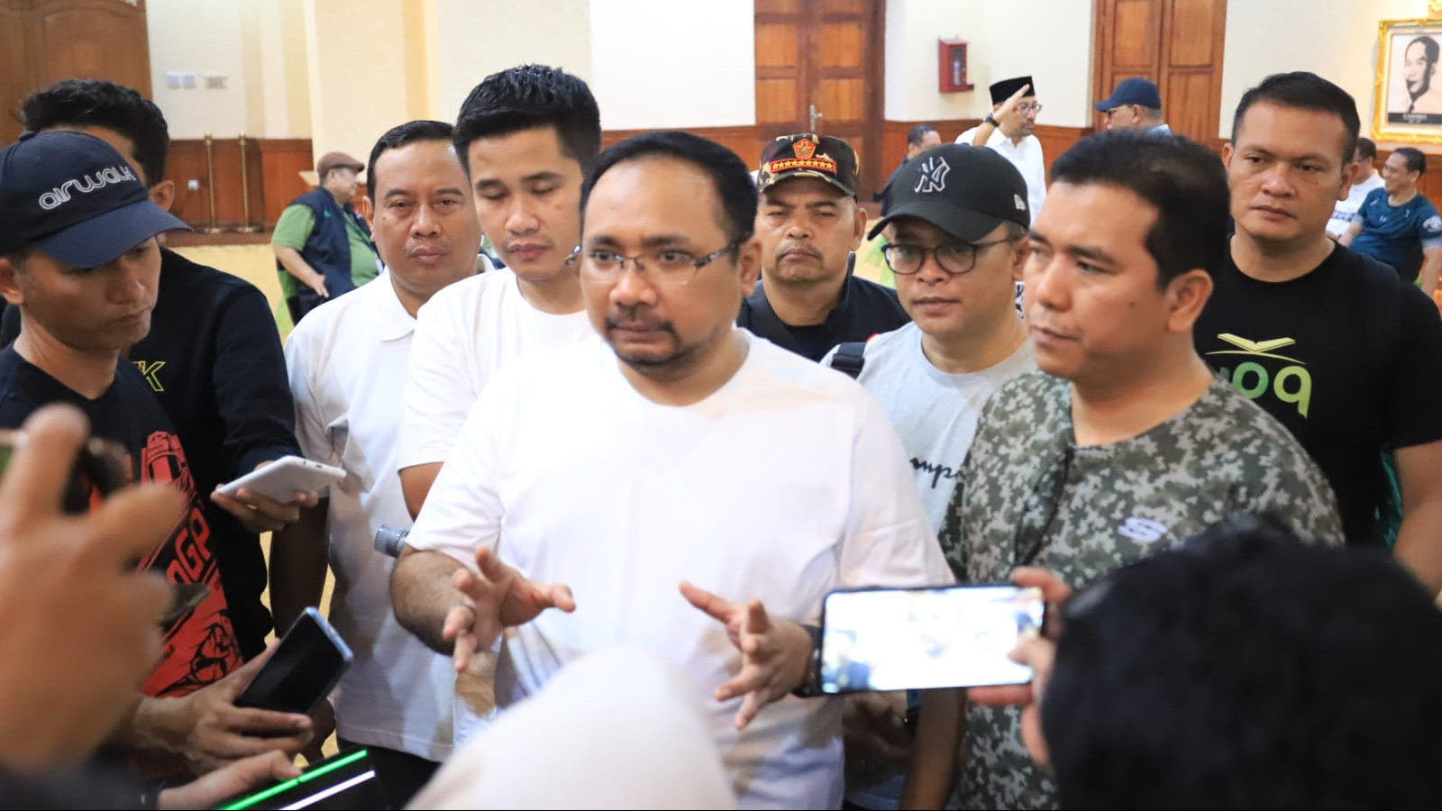 Menag Yaqut Cholil Qoumas memberikan keterangan pers usai melepas jalan santai dalam rangka Hari Santri 2023, di Surabaya, Sabtu (21/10/2023)