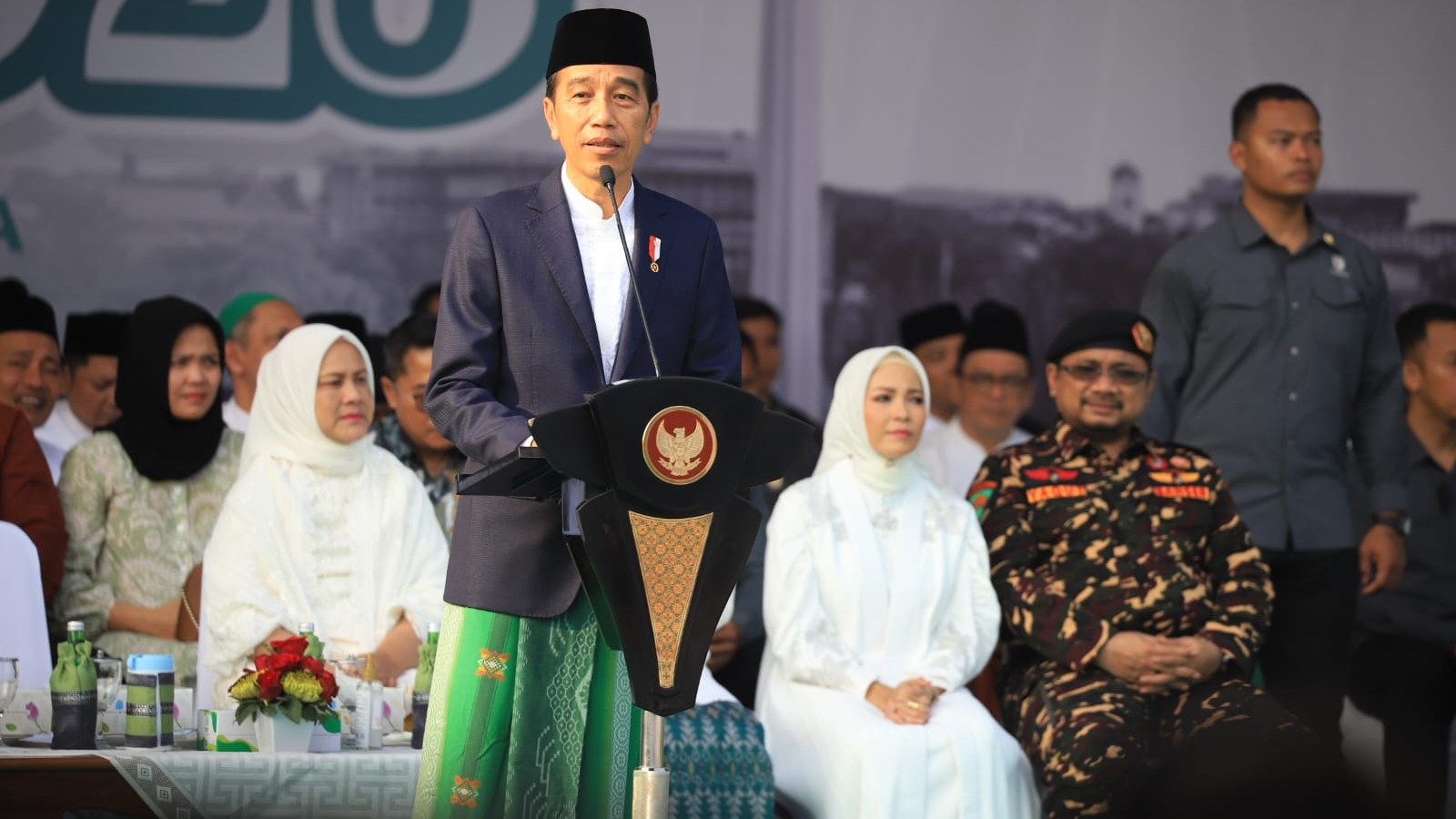 Presiden Joko Widodo menyampaikan amanah pada Apel Hari Santri 2023, di Tugu Pahlawan, Surabaya, Minggu (22/10/2023)
