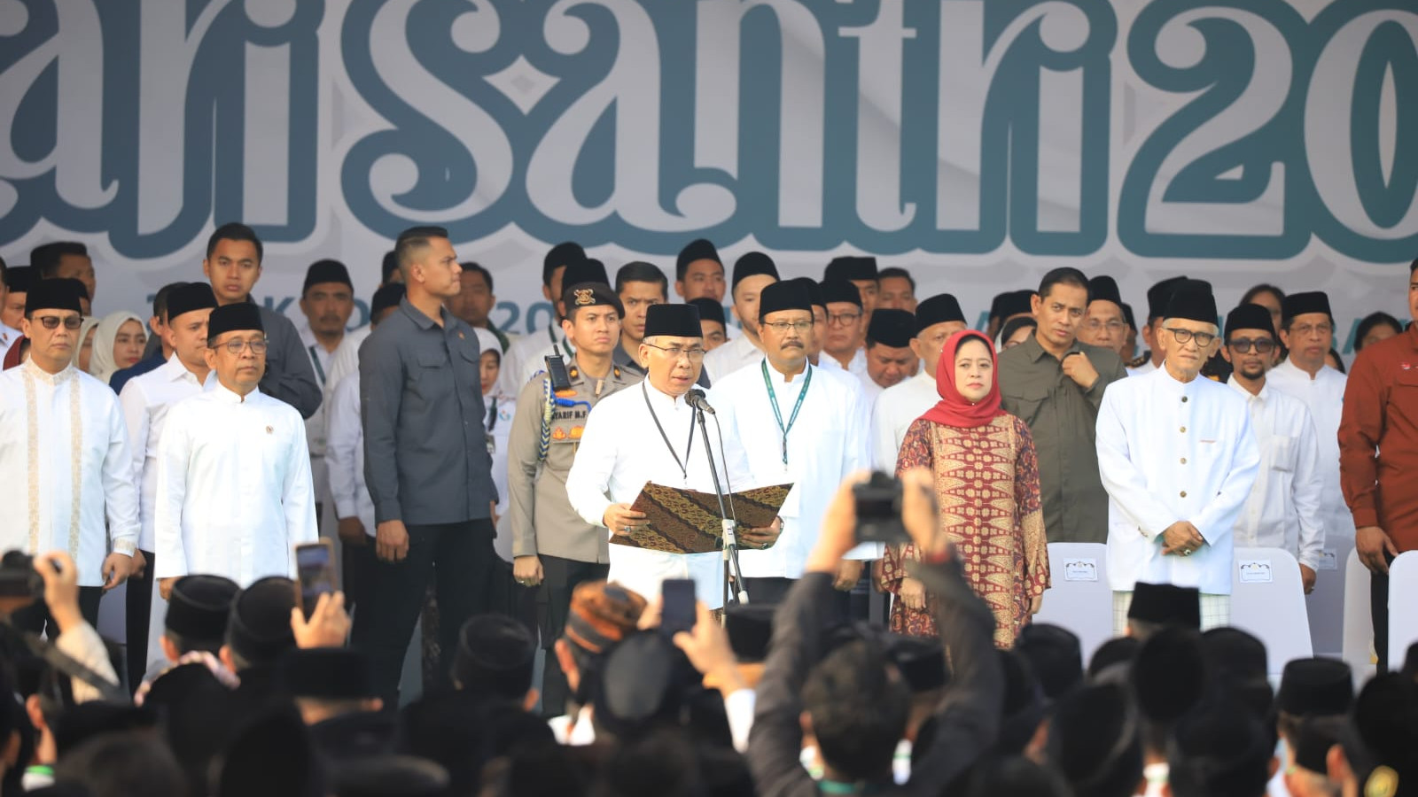 Ketua Umum PBNU KH Yahya Cholil Staquf membacakan Resolusi Jihad NU pada Apel Hari Santri 2023, di Surabaya, Minggu (22/10/2023)