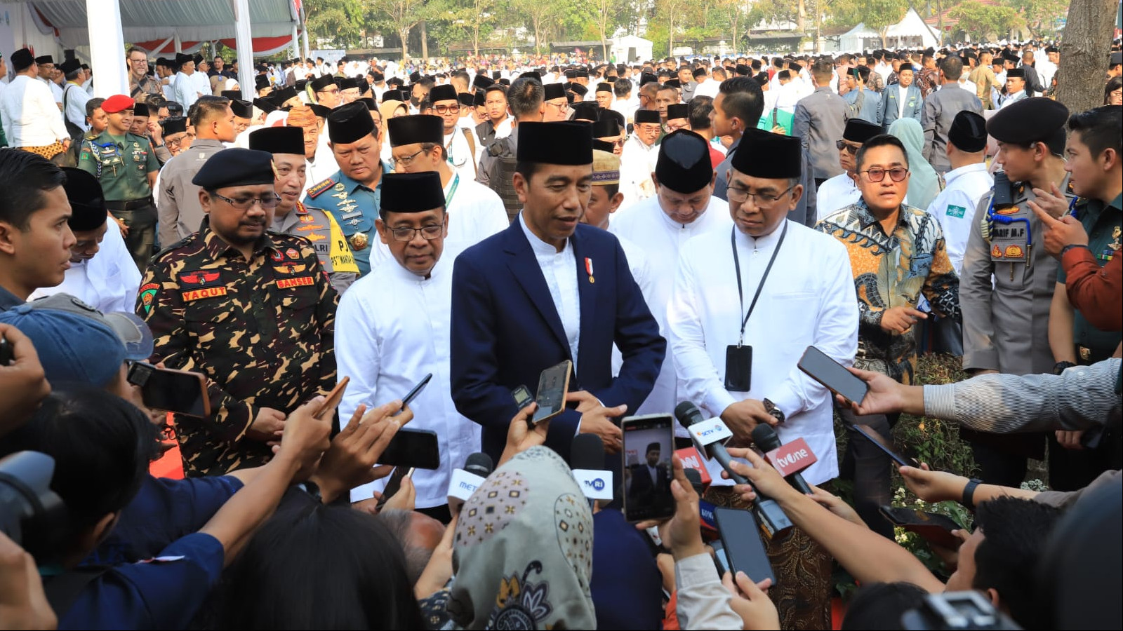 Presiden Jokowi memberikan keterangan pers usai Apel Hari Santri 2023, di Surabaya.